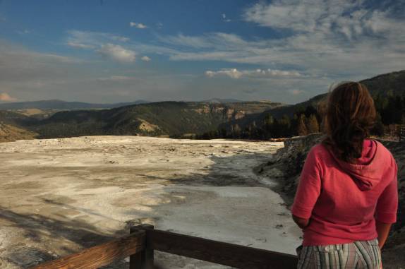 A paisagem das gigantescas Mammouth Springs, no Yellowstone National Park, no Wyoming, nos Estados Unidos